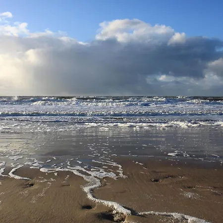 Hoogland Aan Zee בית הארחה